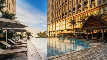 4 piscinas al aire libre, sombrillas, sillones reclinables de piscina