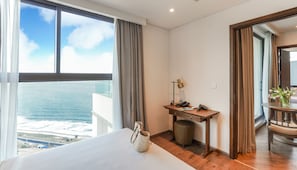 Luxury-Penthouse, 2 Schlafzimmer, eigener Pool, Strandblick | 1 Schlafzimmer, Minibar, Zimmersafe, individuell eingerichtet