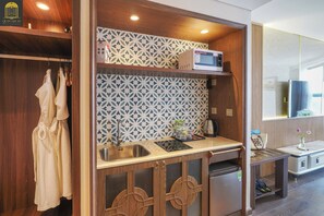 Fridge, microwave, stovetop, electric kettle