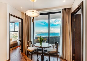 Minibar, caja de seguridad en la habitación y muebles diferentes 