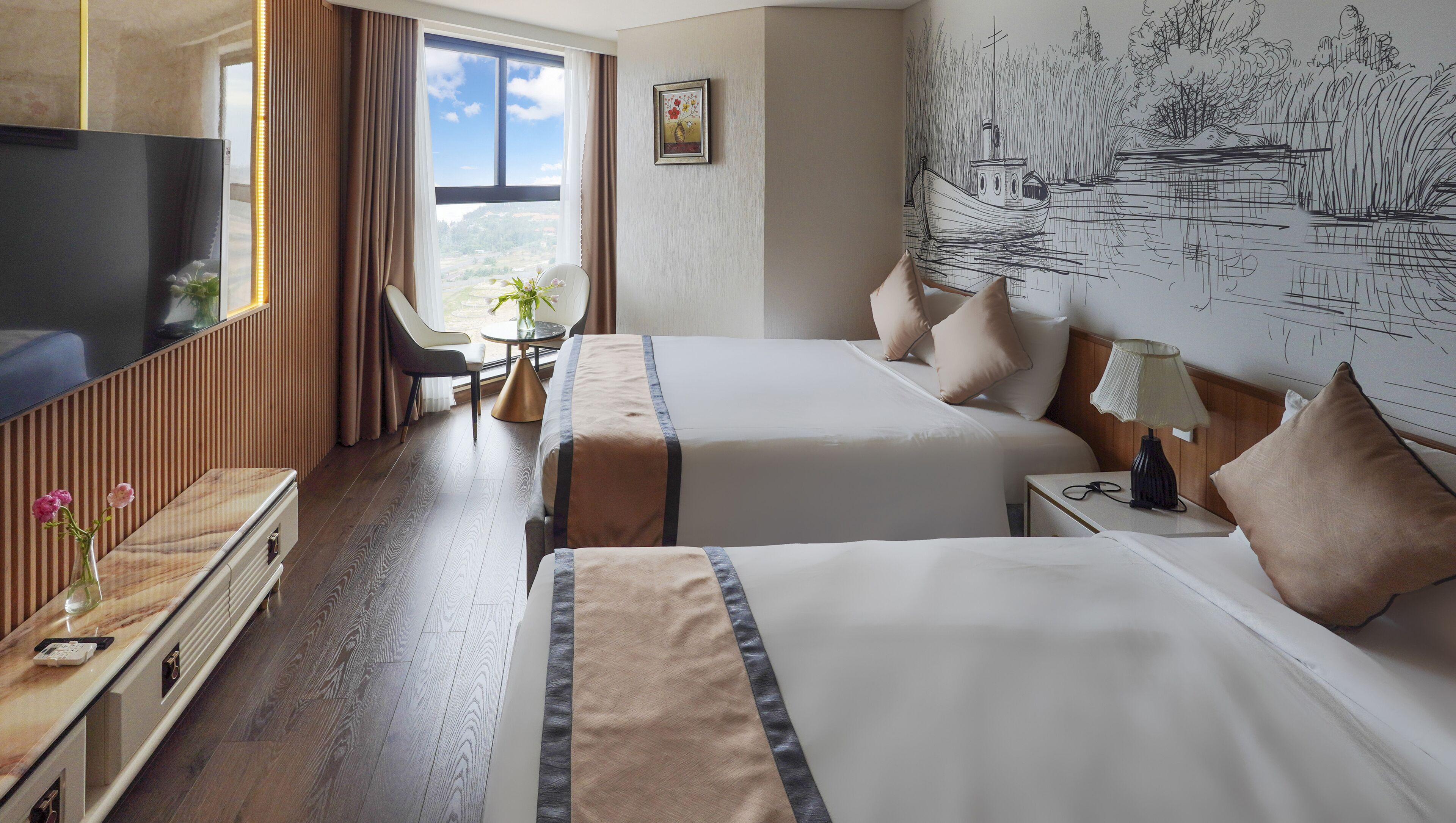 Une chambre d’hôtel avec deux lits, une télévision, un bureau et une fenêtre donnant sur un paysage agréable.