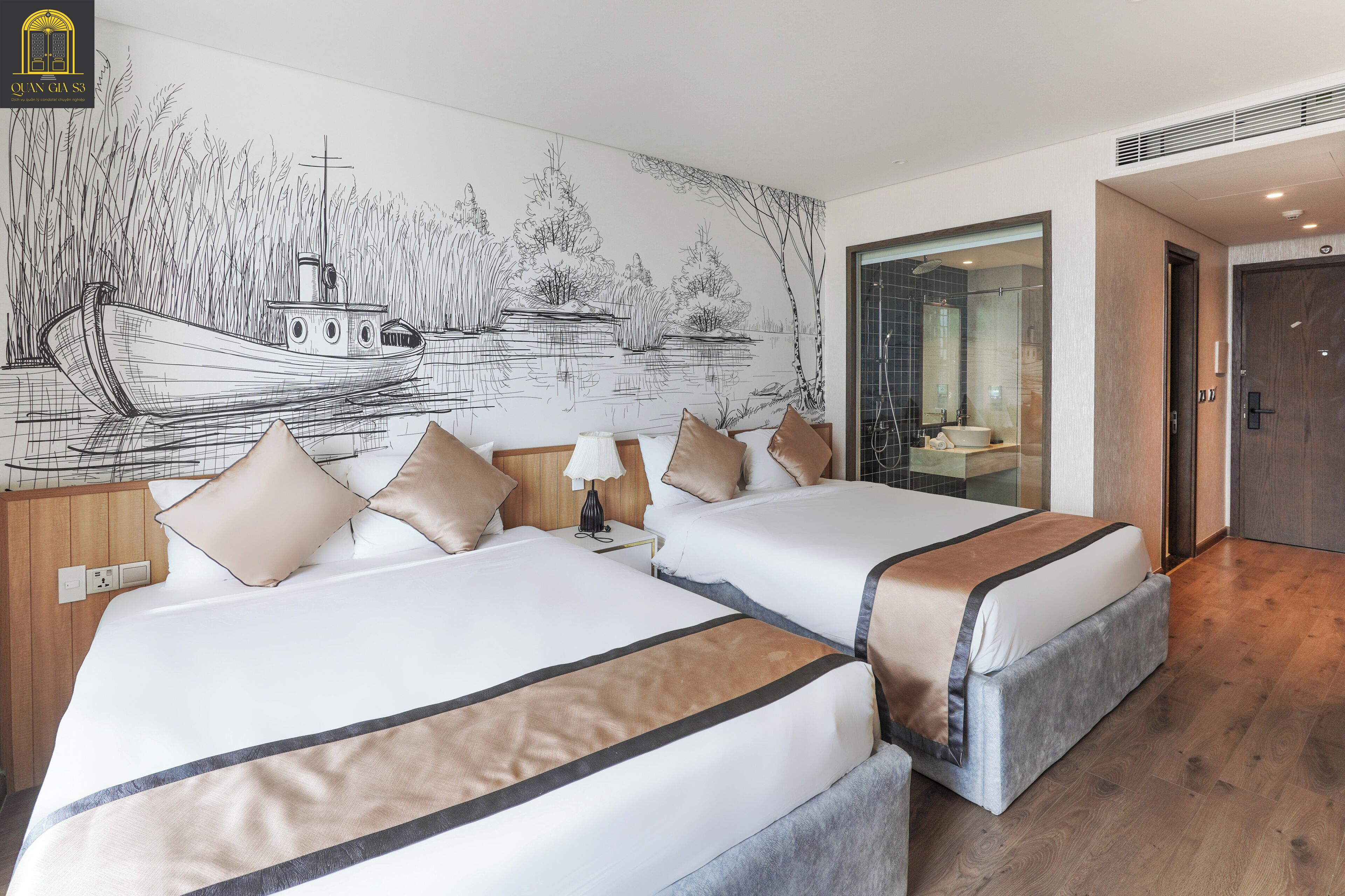 Een hotelkamer met twee bedden, een grote muurschildering van een boot op het water, en een moderne badkamer met een glazen douche.