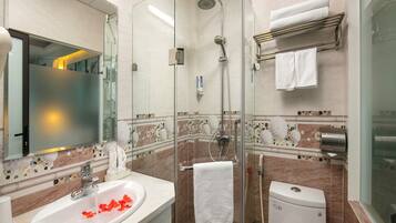 Deluxe Double Room | Bilik Mandi | Pancuran mandi, selipar, tuala disediakan, sabun