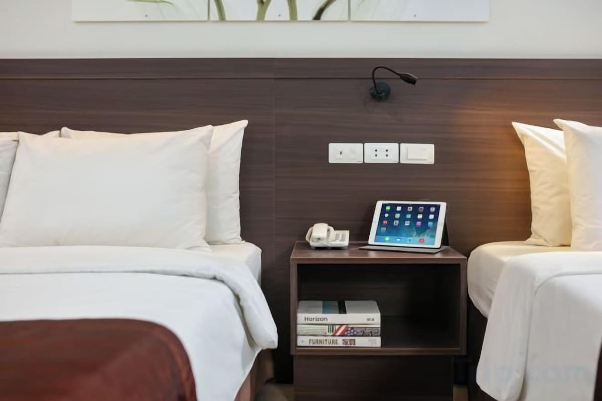 Minibar, bureau, rideaux d’obscurcissement, système d’insonorisation