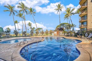 Una piscina al aire libre, una piscina climatizada