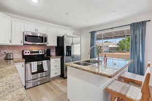 Refrigerador, microondas, horno y parrilla de estufa 