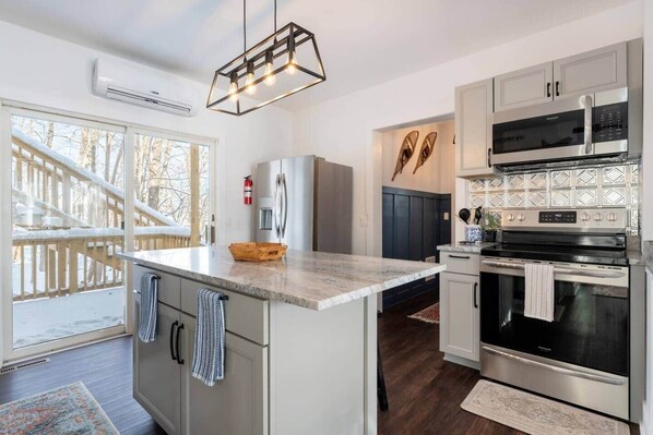 Refrigerador, microondas, horno y parrilla de estufa