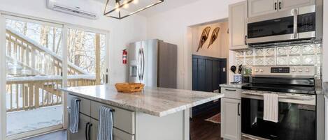 Refrigerador, microondas, horno y parrilla de estufa