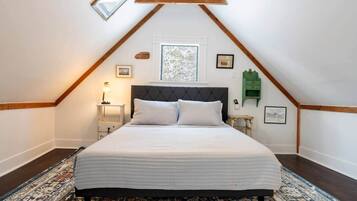 5 bedrooms, desk, iron/ironing board, travel crib