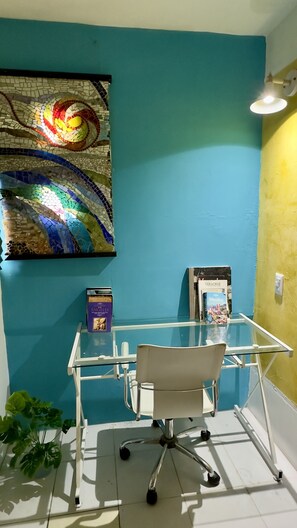 Suite estudio estándar, 1 habitación | Área de sala de estar | Smart TV de 55 pulgadas con canales por cable, Netflix y bocina smart