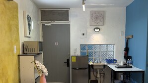 Standard Studio Suite, 1 Bedroom | Private kitchen
