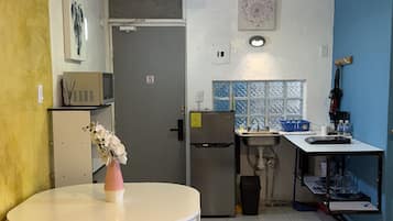 Standard Studio Suite, 1 Bedroom | Private kitchen | Coffee/tea maker