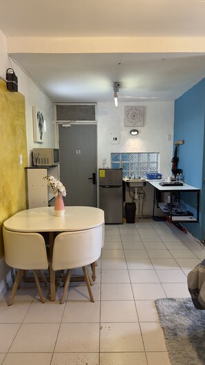 Standard Studio Suite, 1 Bedroom | Private kitchen | Coffee/tea maker