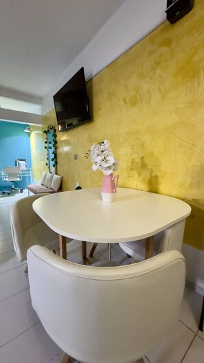 Suite estudio estándar, 1 habitación | Área de sala de estar | Smart TV de 55 pulgadas con canales por cable, Netflix y bocina smart