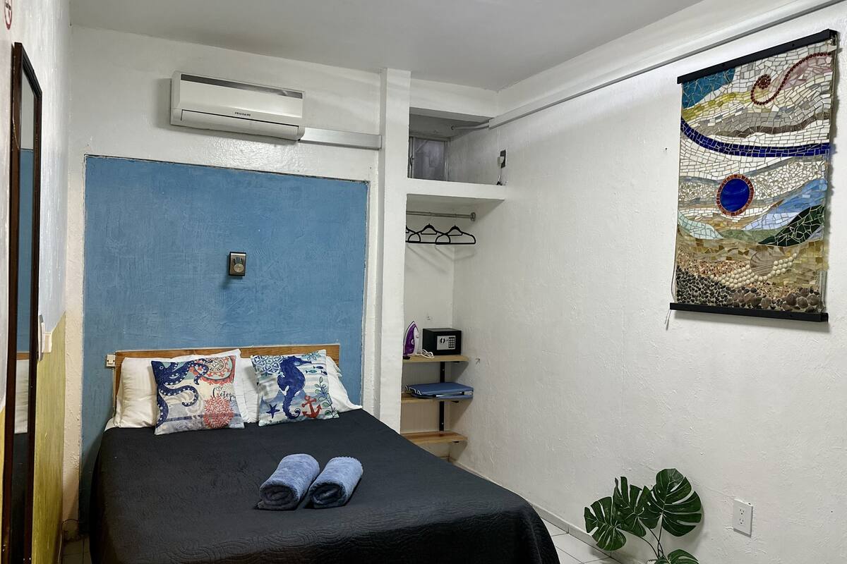 Quarto standard | Cofres nos quartos, espaço de trabalho para notebook