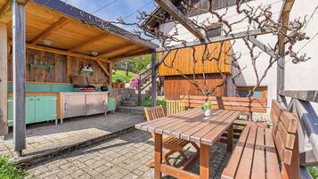 Family House, Multiple Bedrooms, 2 Bathrooms (Fun & Games Homestead Lukec) | Outdoor dining