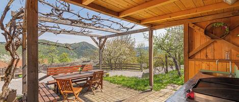 Casa familiar, 4 habitaciones, 2 baños (Lukec Homestead Adventure Stay) | Restaurante al aire libre