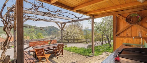 Family House, Multiple Bedrooms, 2 Bathrooms (Fun & Games Homestead Lukec) | Outdoor dining