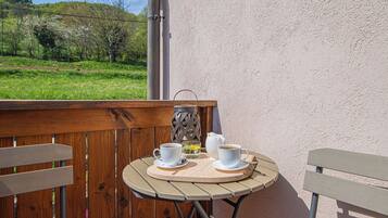 Family House, Multiple Bedrooms, 2 Bathrooms (Fun & Games Homestead Lukec) | Outdoor dining