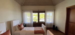 2 bedrooms, iron/ironing board, travel cot, free WiFi - Vashay’s vacation pad/beauty in the sun  (Willikies)