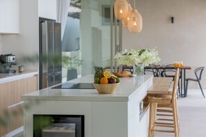 Refrigerador, microondas, horno y parrilla de estufa 