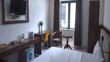 Triple Room | Minibar, desk, blackout drapes, soundproofing