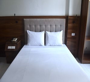 Deluxe Double Room | Minibar, desk, blackout curtains, soundproofing - Thanh Hang Hotel near Emerald My Dinh (Hanoi)