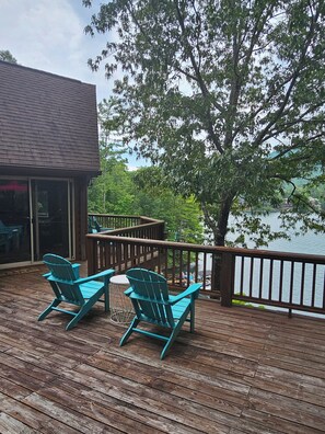 Property grounds - Lake Santeetlah Family Retreat: 4BR/4.5BA w/ Kayaks & Grills (Robbinsville)