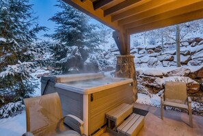 Outdoor spa tub - Luxurious 4BD Near Canyons Village (Park City)