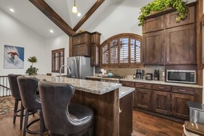 Fridge, microwave, oven, stovetop - Luxurious 4BD Near Canyons Village (Park City)