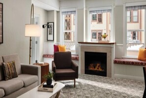 Fireplace - Marriott Summit Watch,
Ski Bridge to Ski Lift,
Downtown Park City. (Park City)