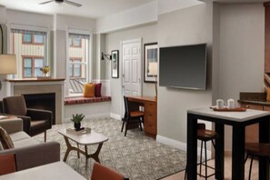 Fireplace - Marriott Summit Watch,
Ski Bridge to Ski Lift,
Downtown Park City. (Park City)