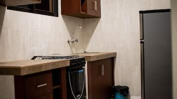 Een koelkast, een magnetron, een oven, een vaatwasser