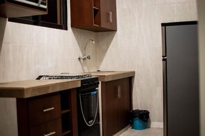 Kjøleskap, mikrobølgeovn, ovn og oppvaskmaskin