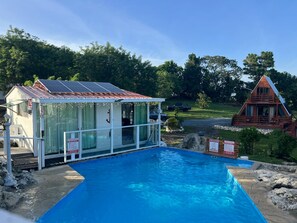 Una piscina al aire libre