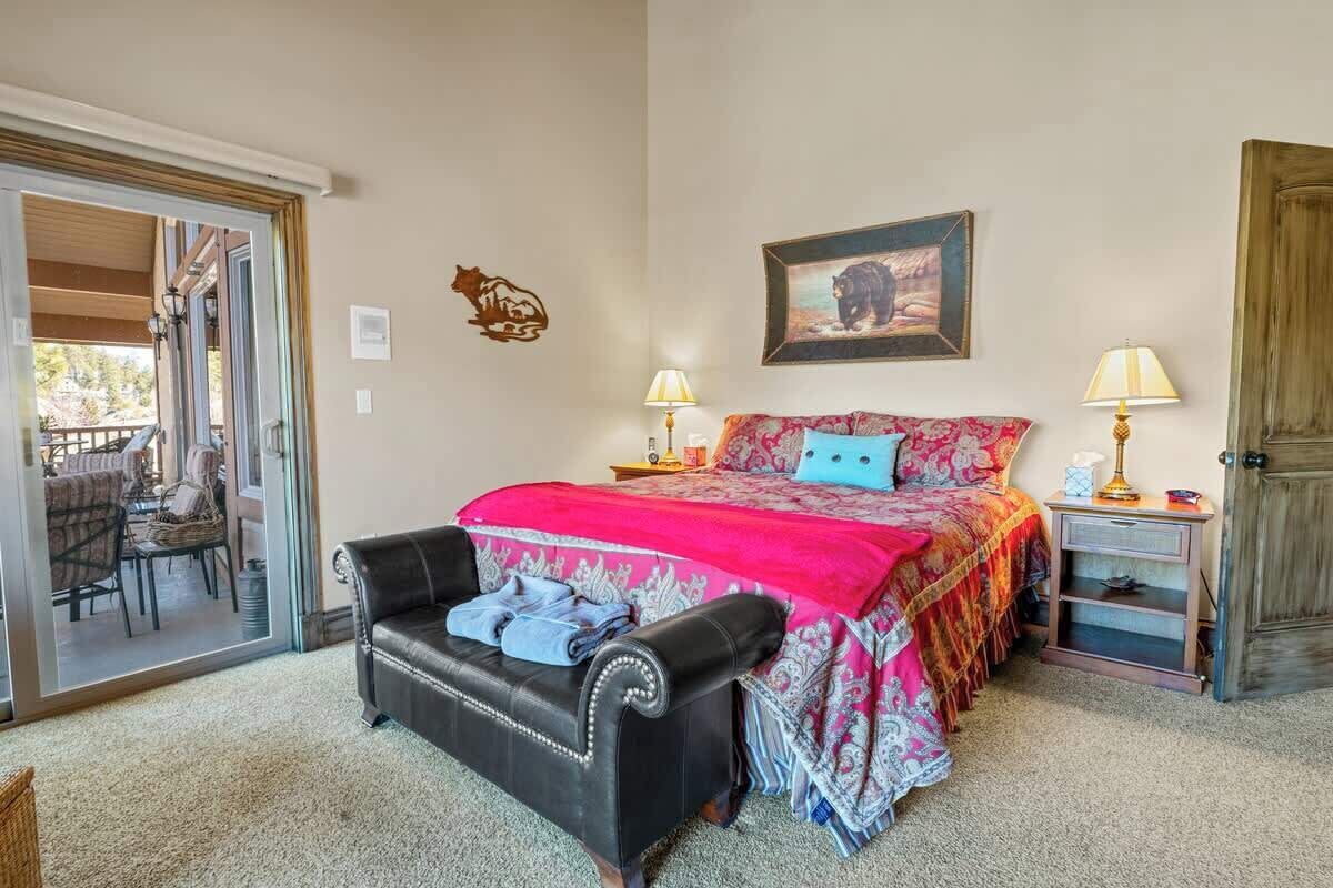 5 bedrooms, iron/ironing board, WiFi, bed sheets