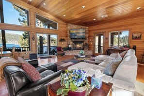 Televisie, een open haard en een kantoor