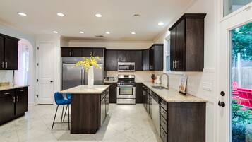 Refrigerador, microondas, horno y parrilla de estufa