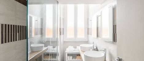 Séchoir à cheveux, serviettes fournies, savon, shampooing