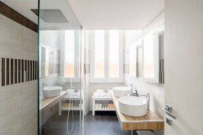 ヘアドライヤー、タオル、石鹸、シャンプー