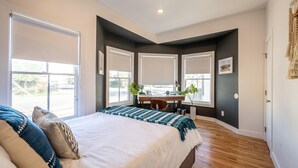 A bedroom with a large bed, a desk, and a view through the windows. - ⁂10min-Airport⁂65"Smart Tv⁂W/D⁂Self Check-In⁂AC⁂DTSA⁂ (Santa Ana)