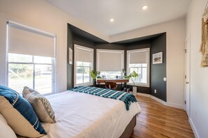 3 bedrooms, desk, iron/ironing board, travel crib