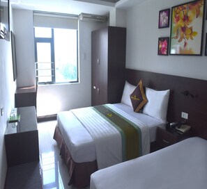 Minibar, desk, blackout curtains, soundproofing - Sao Hotel Nguyen Ngoc Vu (Hanoi)
