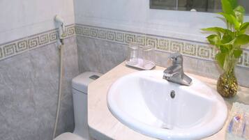 Shower, sandal, handuk, dan sabun