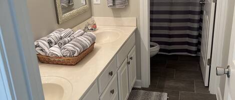 Boblebad, hårføner, håndklær og såpe