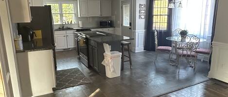 Microondas, horno, parrilla de estufa y lavavajillas