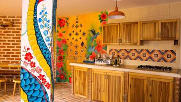 Frigorífico, placa de cocina, cafetera o tetera y hervidor eléctrico