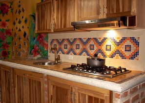 Refrigerador, parrilla de estufa, cafetera y tetera y tetera eléctrica