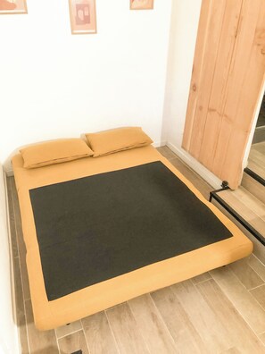 1 bedroom, desk, travel crib, WiFi