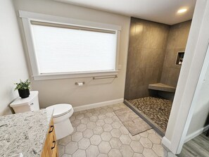 Douche, sĂšche-cheveux, serviettes fournies, savon